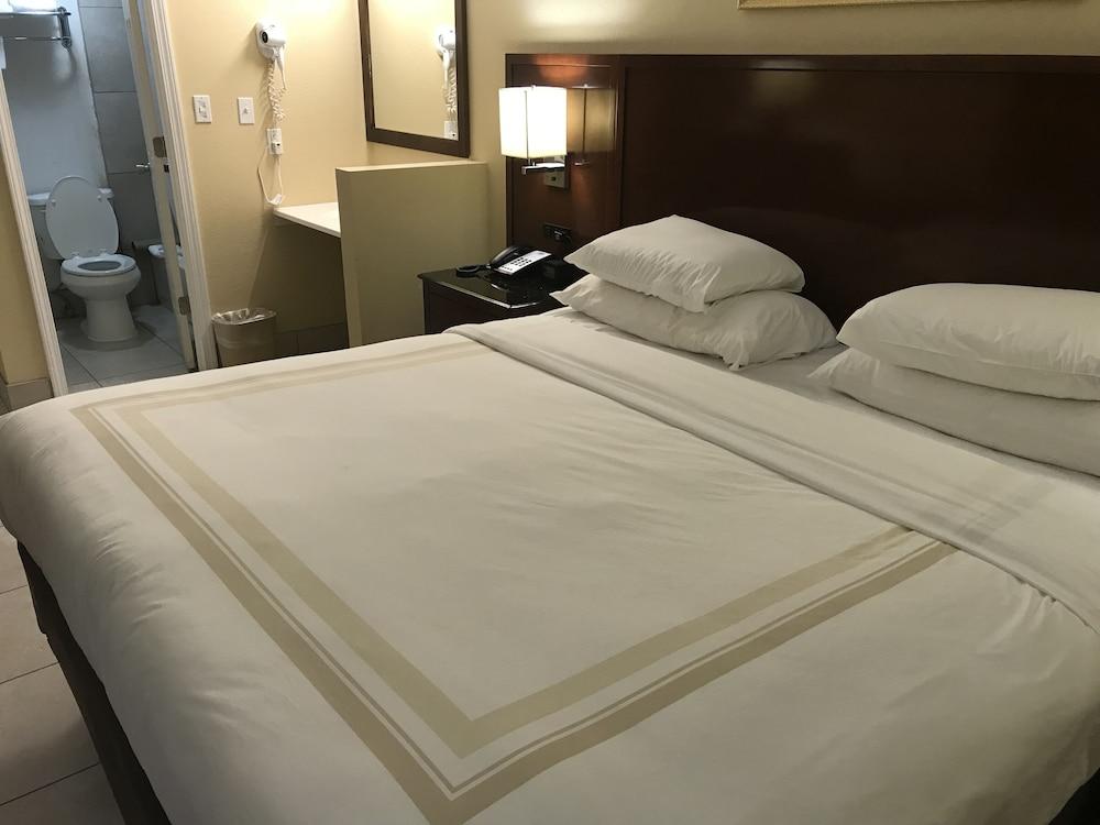 Hometown Inn & Suites photo 8