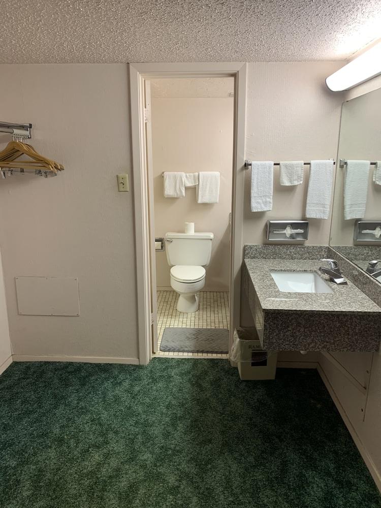 Travelers Inn photo 11