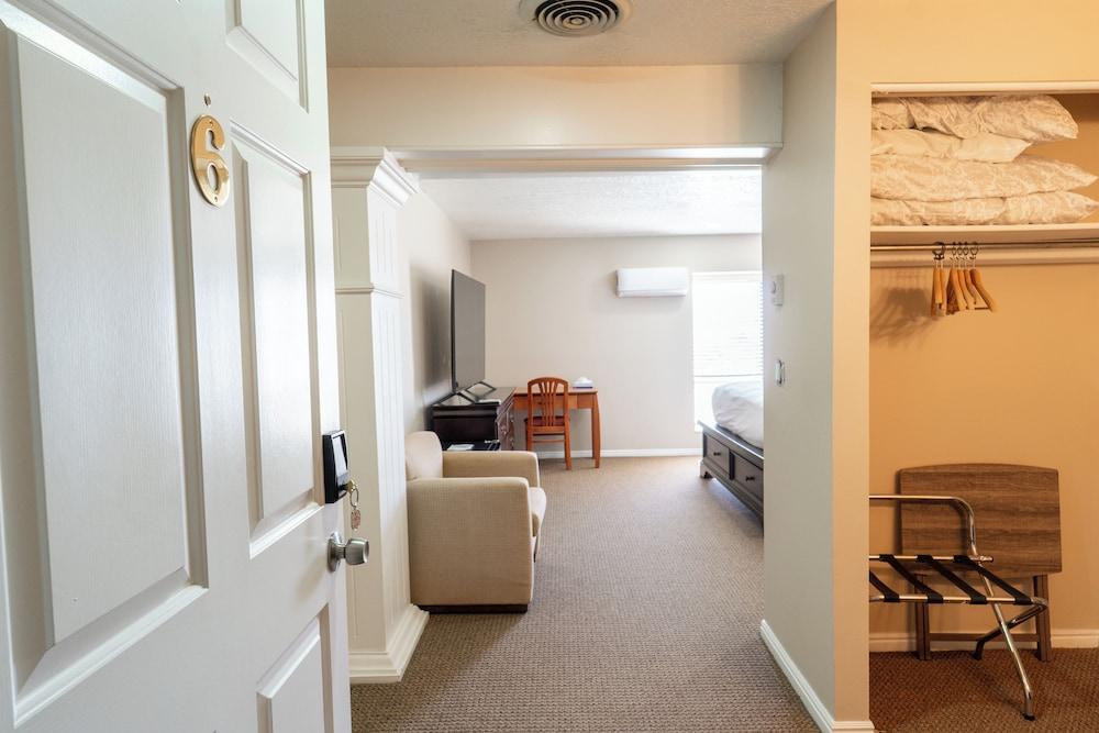 Road Creek Inn photo 17