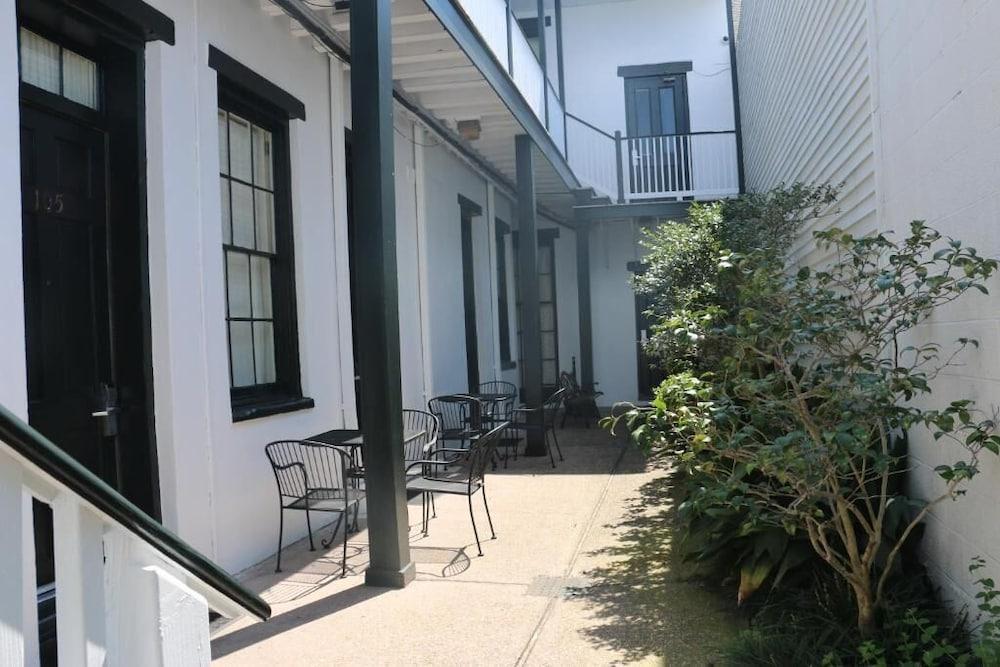 Garden District Hotel photo 50