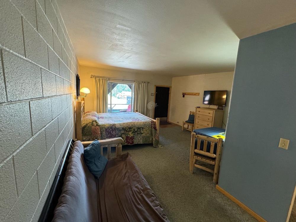 Chateau Rouge Condominiums photo 59