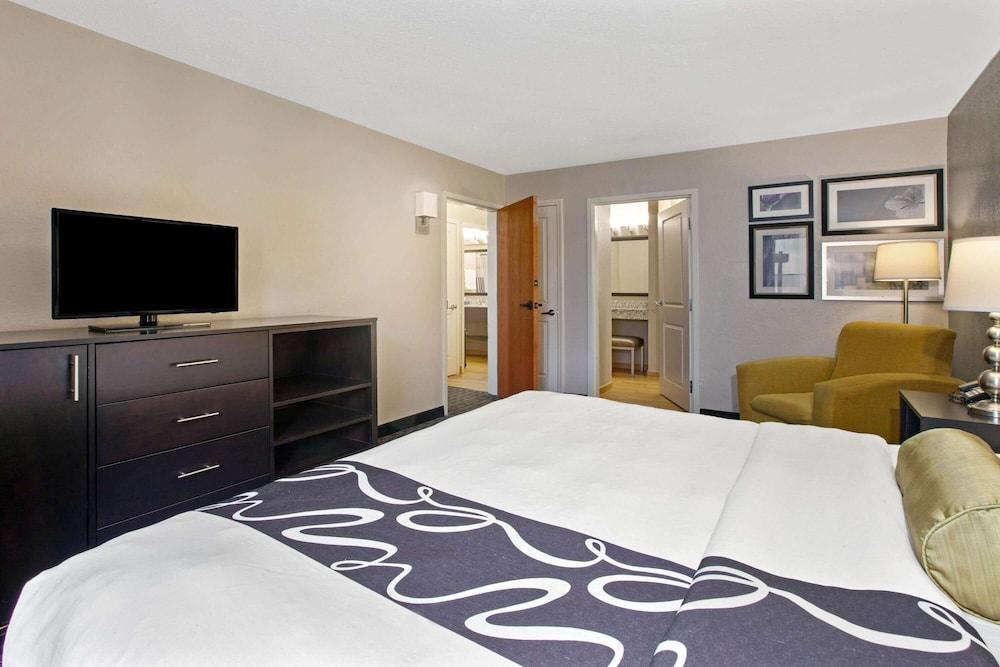 La Quinta Inn & Suites by Wyndham Detroit Metro Airport photo 23