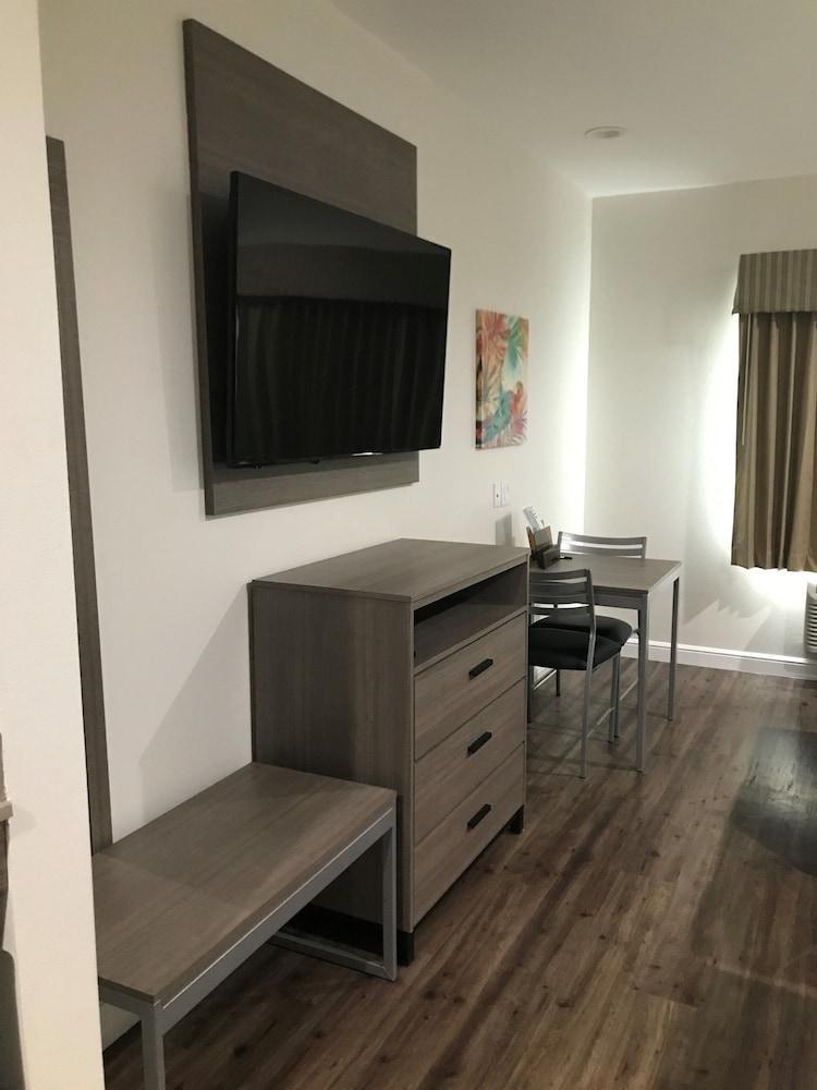 Grand Villa Inn & Suites - Humble photo 8