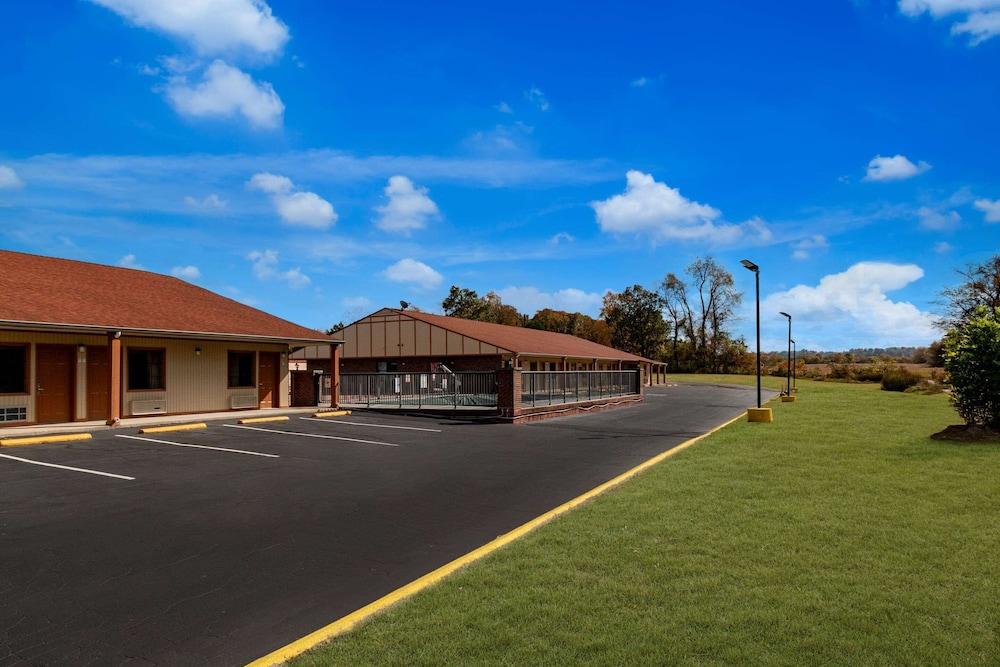 Econo Lodge Cornersville I-65 photo 39