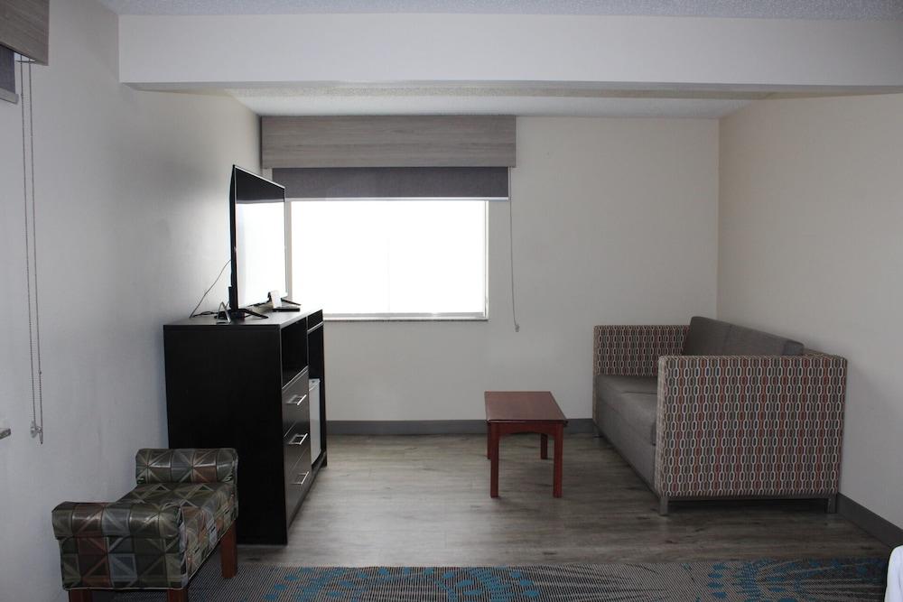 Reston Inn & Suites photo 20