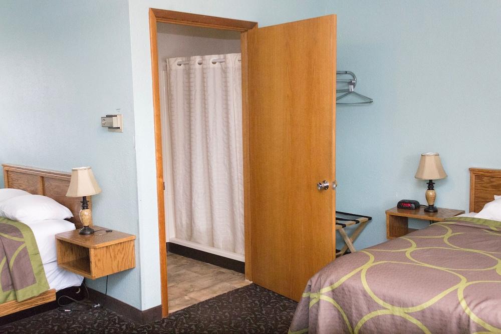 Hawkeye Motel photo 27