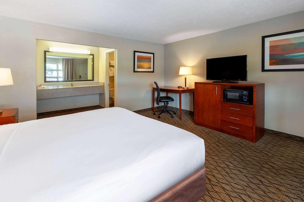 Baymont by Wyndham St. Ignace Lakefront photo 12