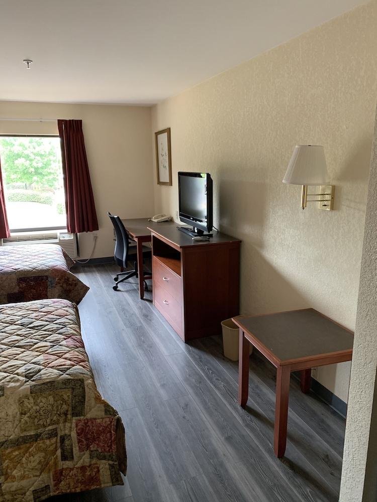 Amelia Inn & Suites photo 8