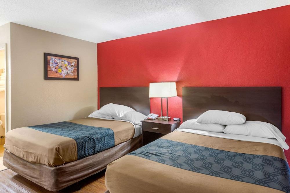 Econo Lodge Shorewood photo 18