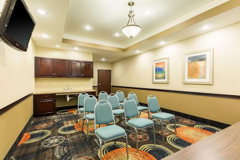 Comfort Suites Beaumont I-10 photo 39