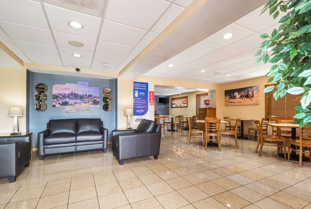 Econolodge Inn & Suites photo 4