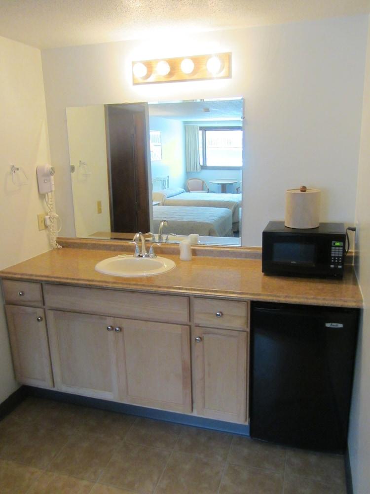 Green Dolphin Motel photo 6