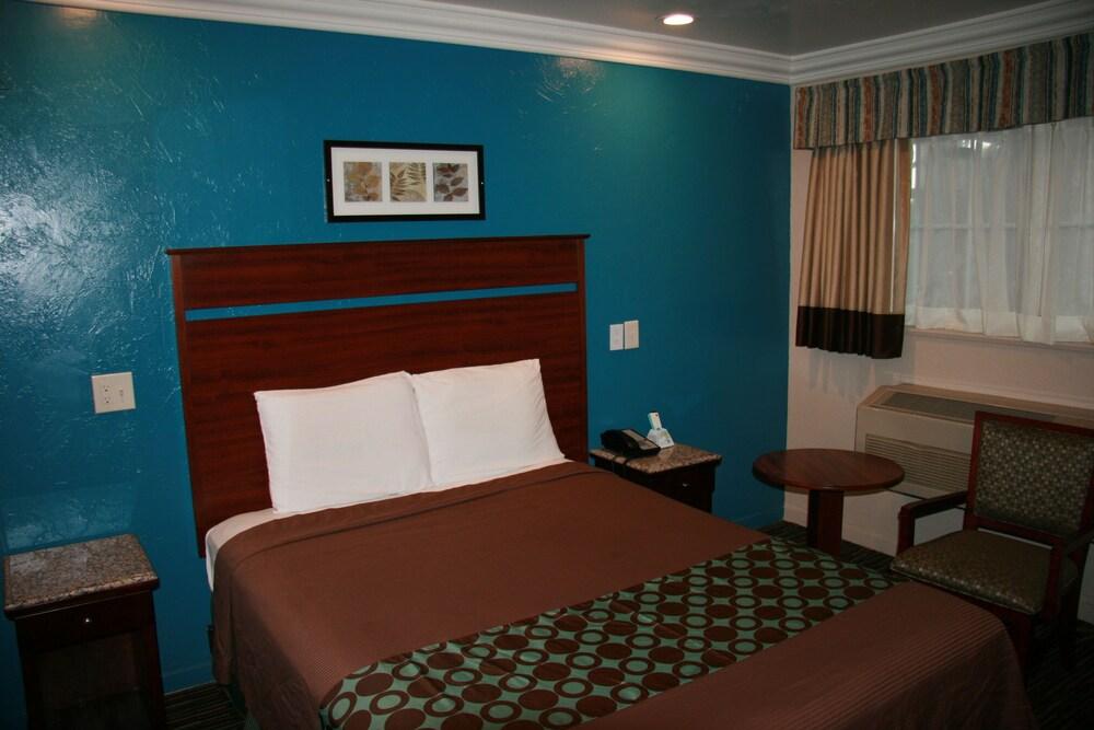 Civic Center Lodge photo 44