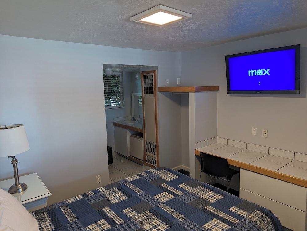 Majestic Rockies Motel photo 7
