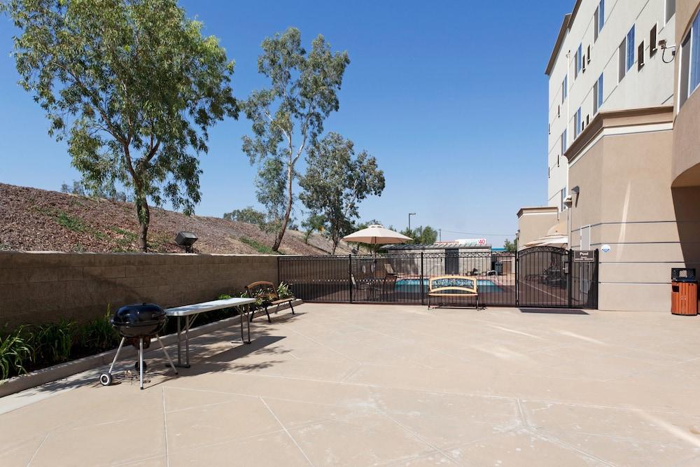 Holiday Inn Express and Suites Bakersfield Central by IHG photo 16