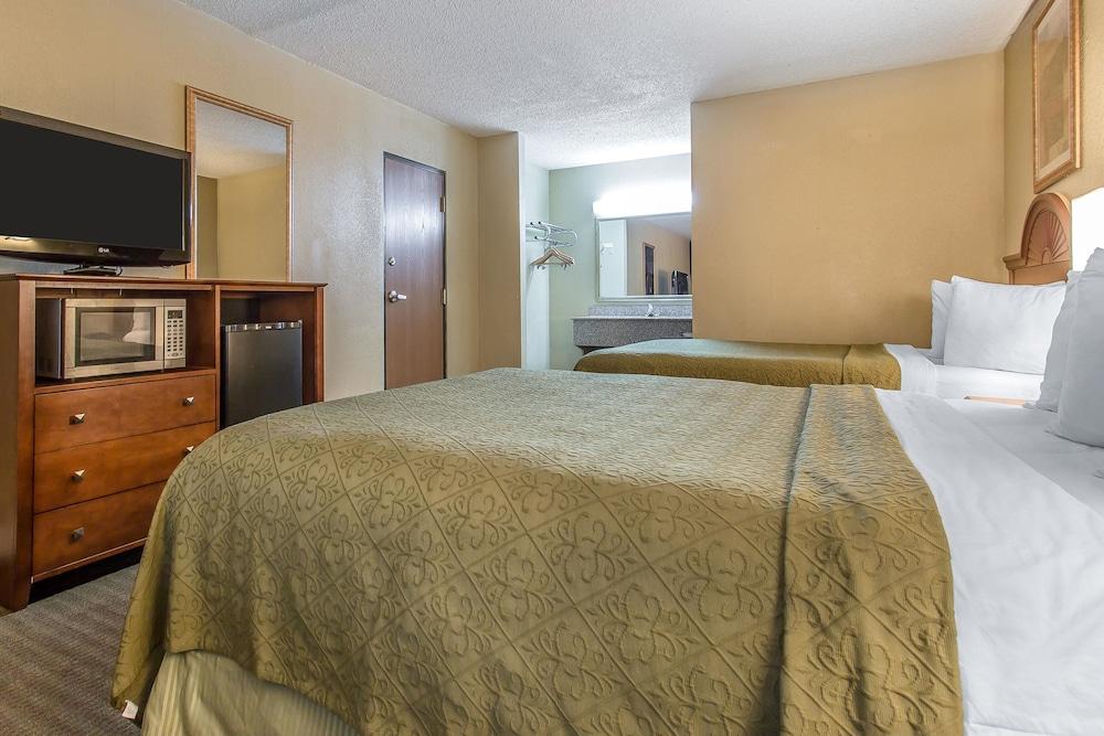 Rodeway Inn photo 15