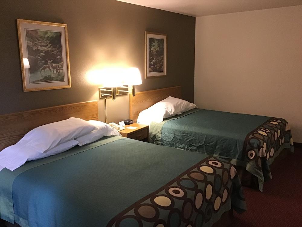 Super 8 by Wyndham Blackfoot photo 9