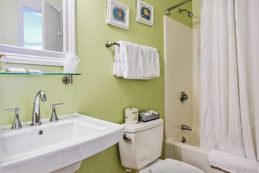 Glen Cove Inn & Suites photo 48