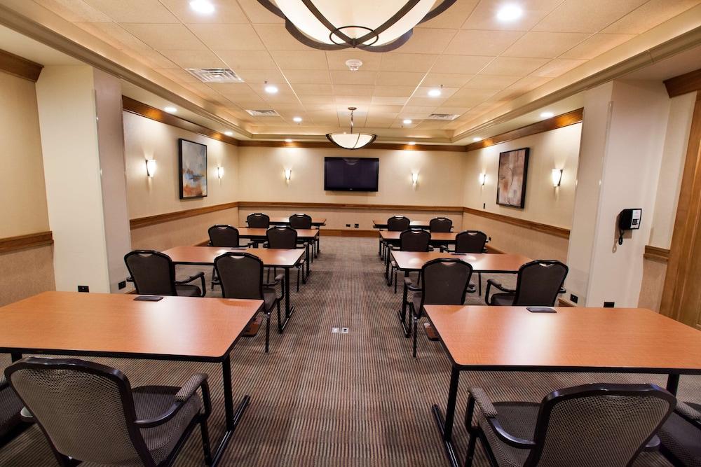 Hilton Chicago/Oak Brook Suites photo 42