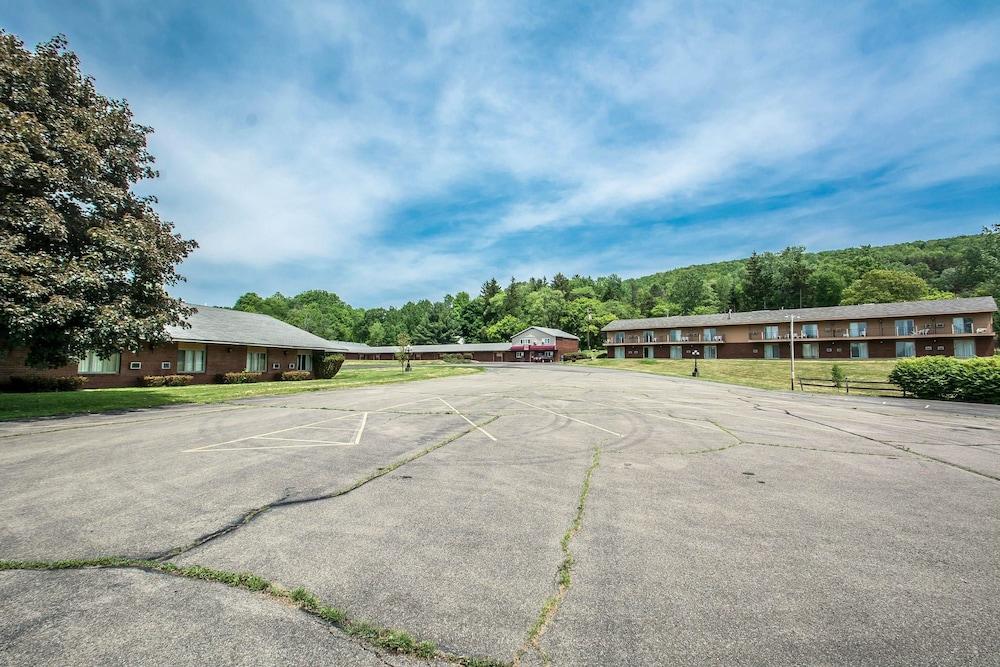 Econo Lodge Hornell photo 39