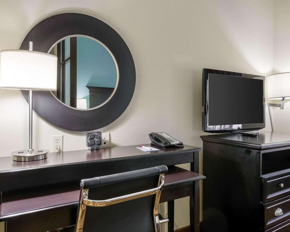 Comfort Suites Topeka Northwest photo 15