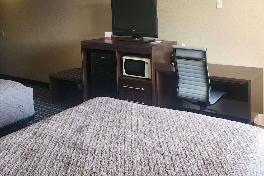 Motel 6 Concordia, MO photo 24