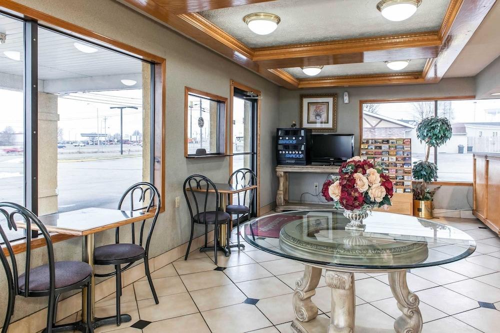 Econo Lodge Seymour photo 35