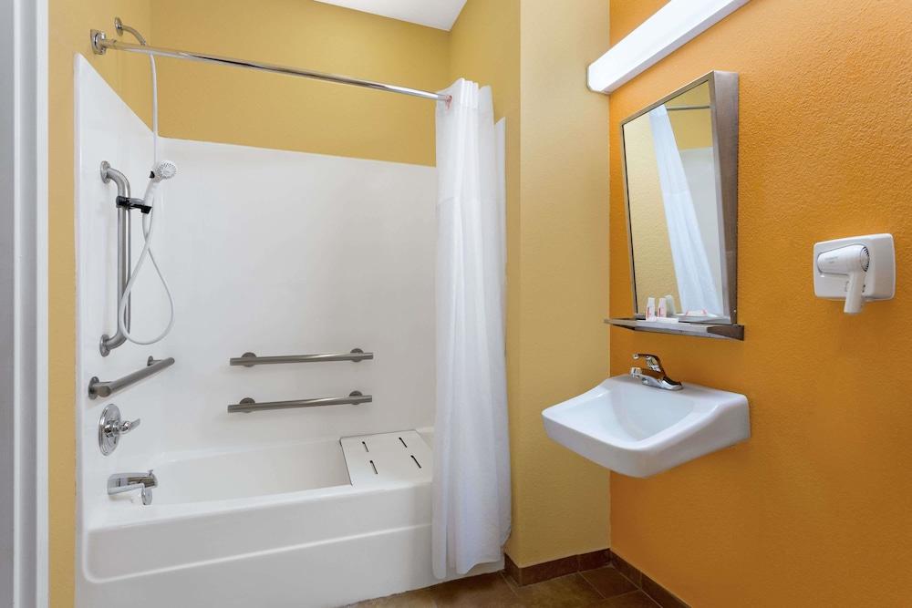 Microtel Inn & Suites by Wyndham Greenville/University Medic photo 24
