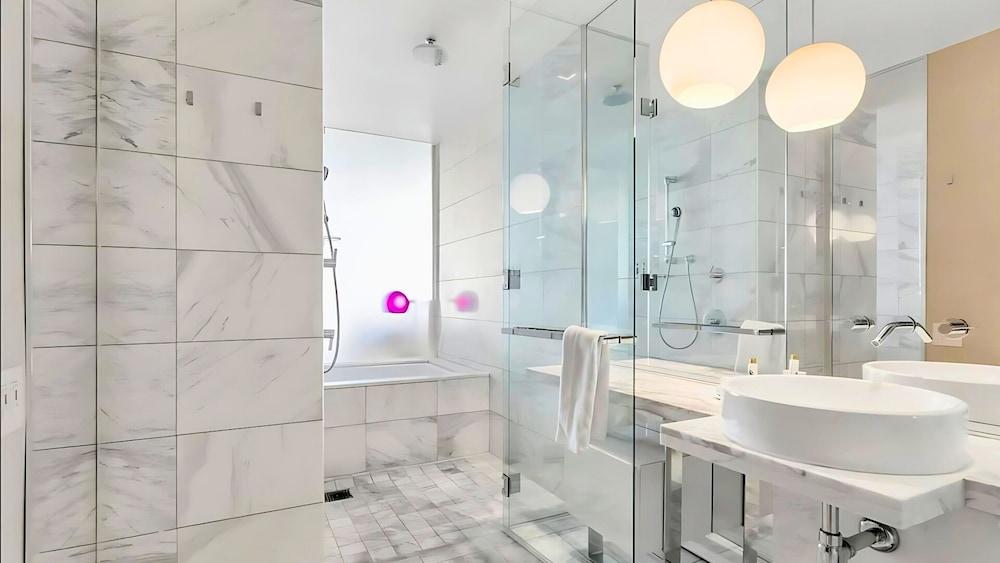 One Bedroom | 1.5 Baths & Living Room | Jet Tub – Palms Place StripSuite photo 14