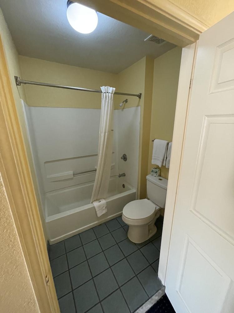 Gun Barrel Executive Inn photo 10