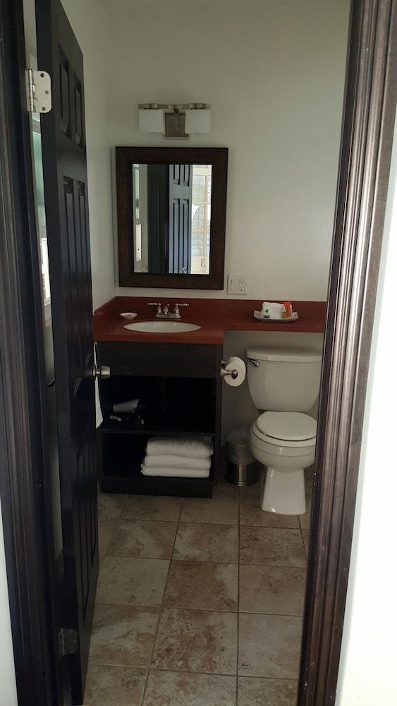Malibu Country Inn photo 40