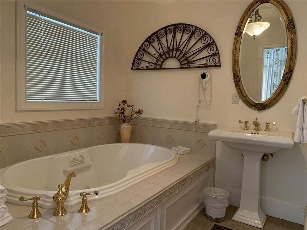 Iron Amethyst Inn   Boutique Hotel photo 24