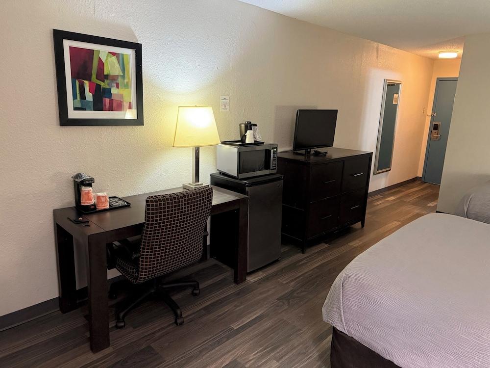 Quality Inn and Suites Livonia photo 7