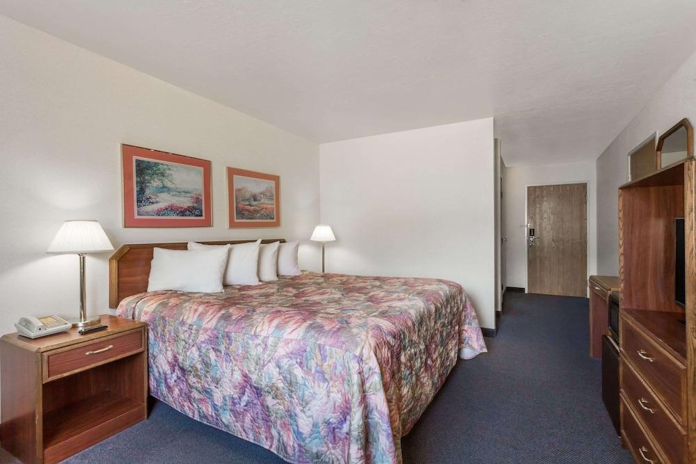 Days Inn by Wyndham Torrey Capital Reef photo 10