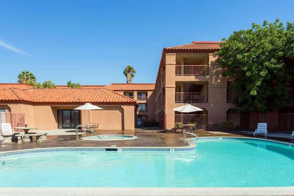 Days Inn by Wyndham Fontana / Rialto photo 15