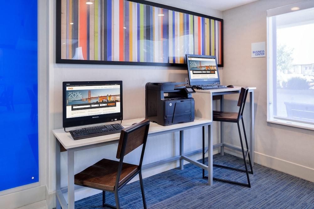 Holiday Inn Express & Suites Selma by IHG photo 9