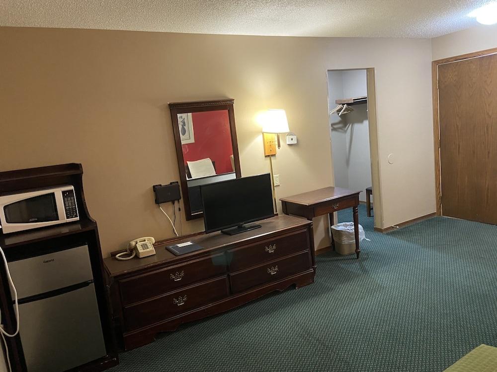 Colonial Inn Dyersville photo 27