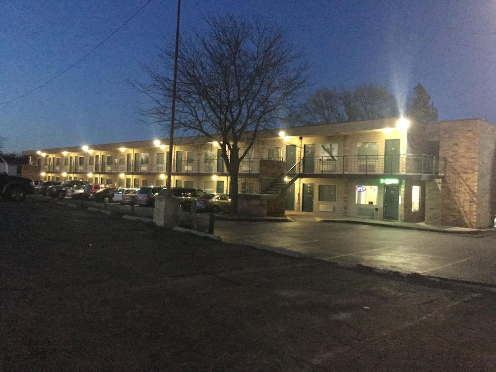 Thunderbird Motor Inn Baraboo photo 11