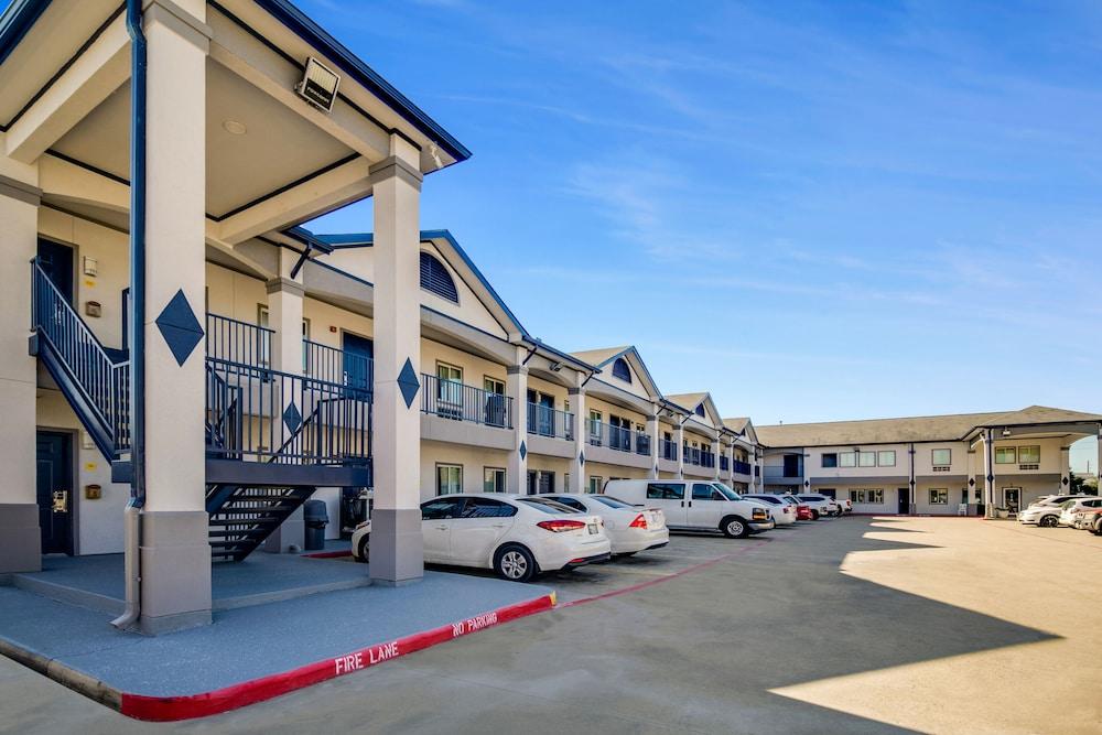 Executive Inn & Suites photo 11