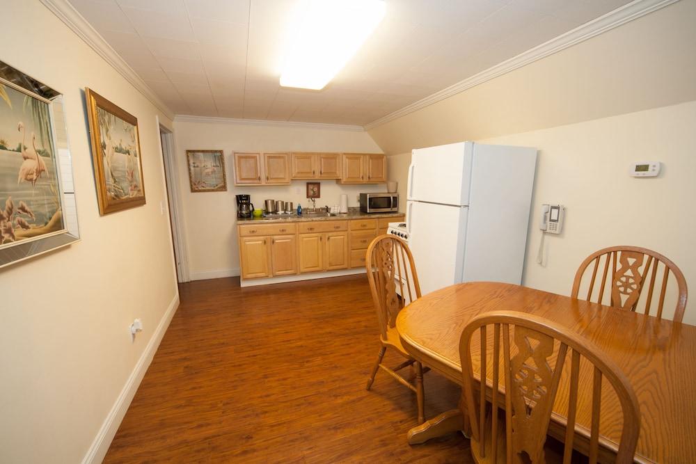 Log Cabin Lodge & Suites photo 3