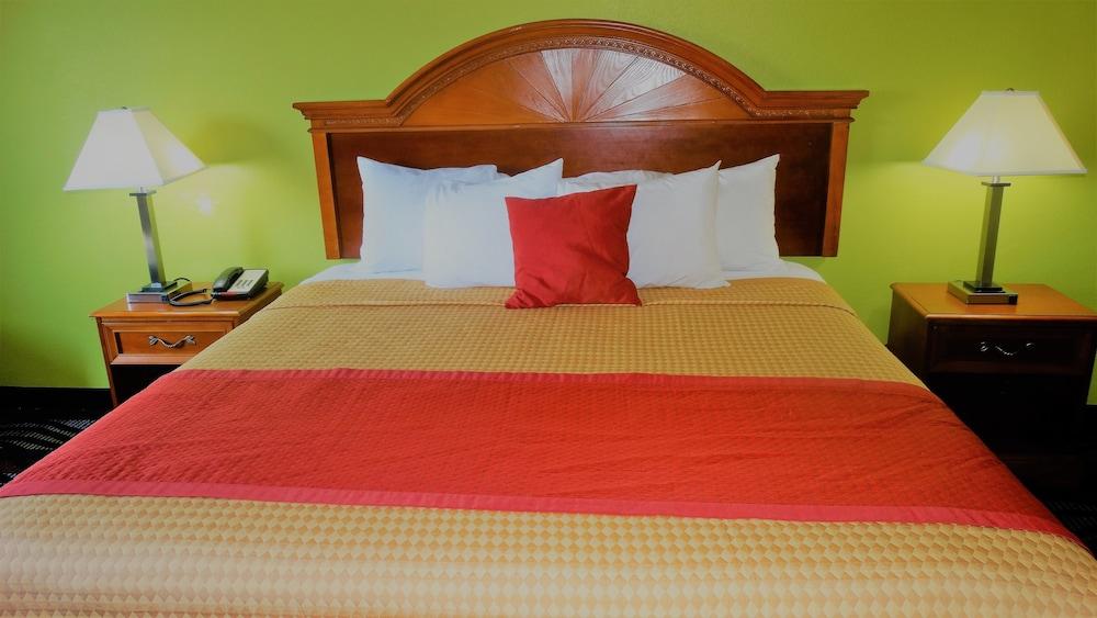 Oak Tree Inn & Suites photo 16