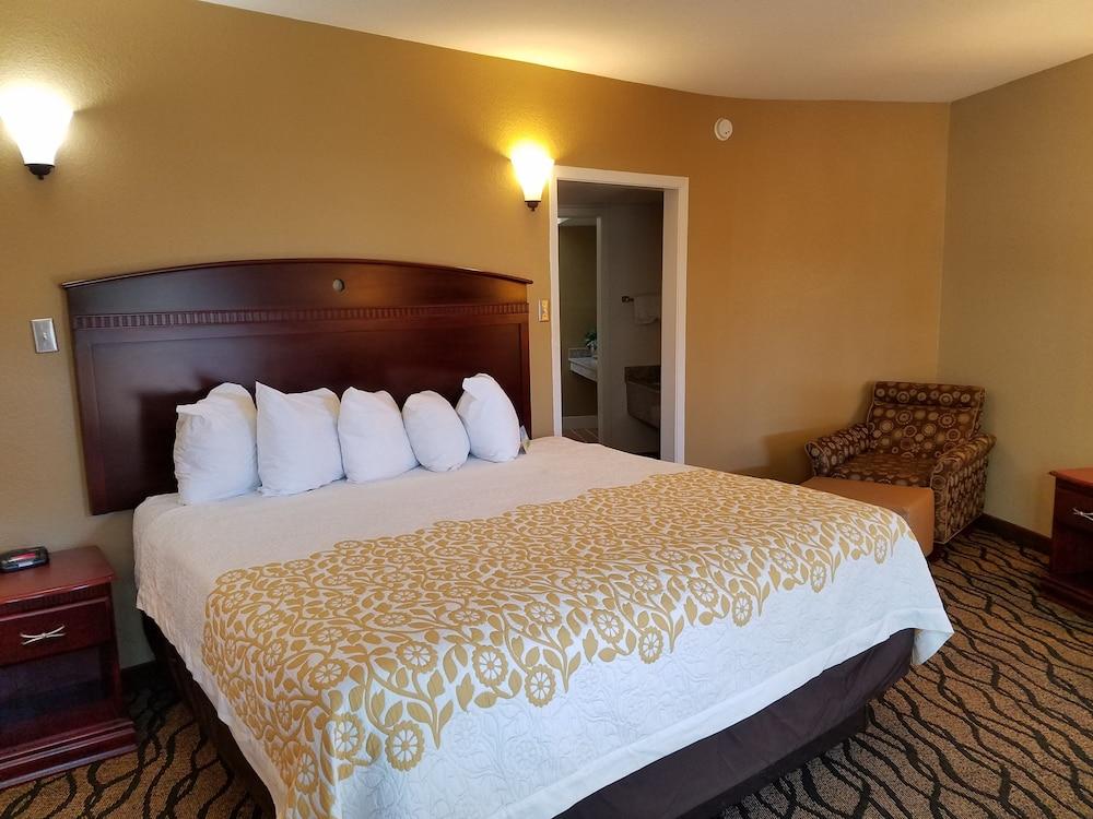 Days Inn by Wyndham Leesville photo 45
