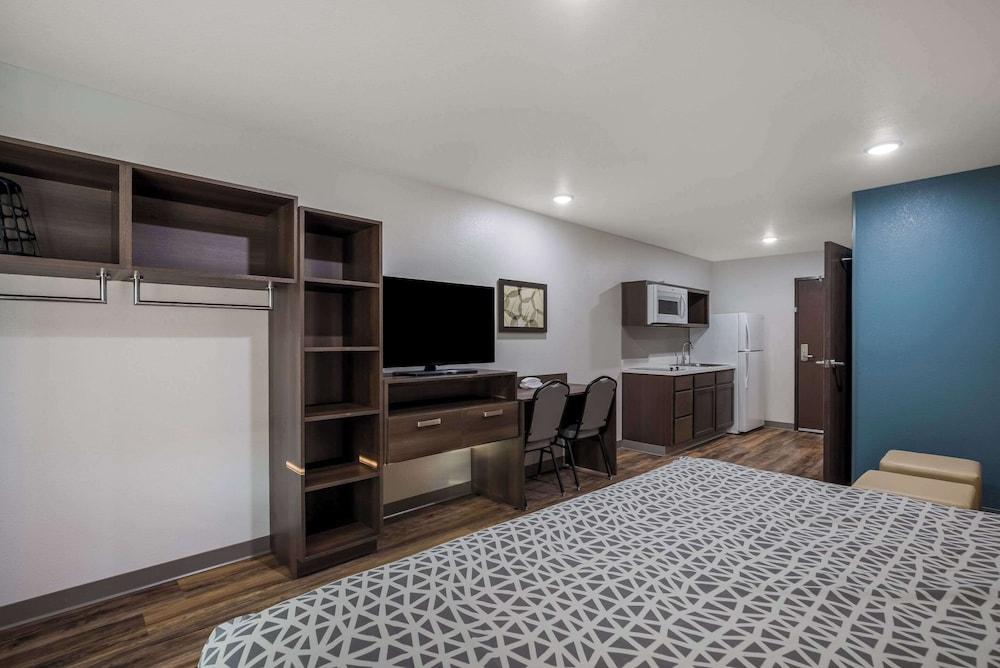 Woodspring Suites Milwaukee - Menomonee Falls photo 25