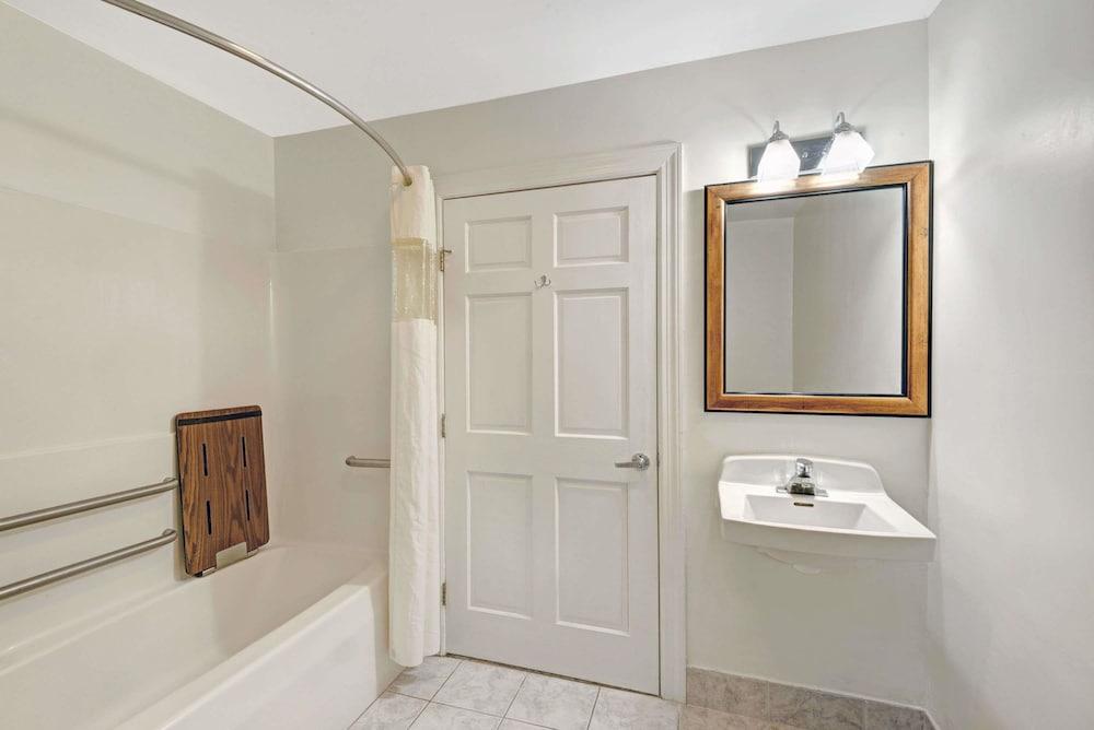 Days Inn by Wyndham Ridgefield photo 16