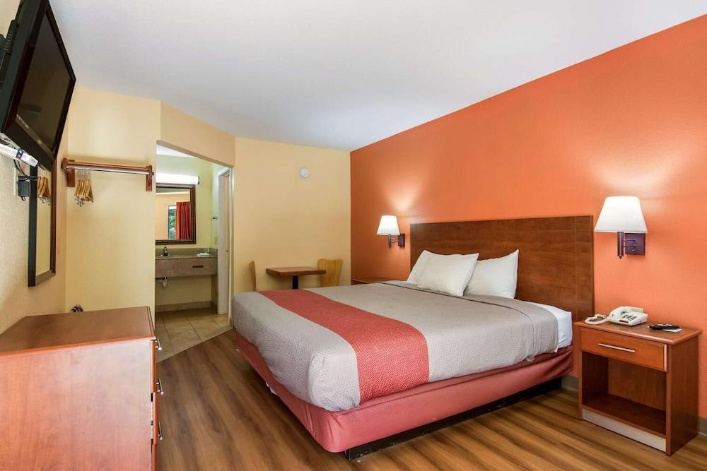 Rodeway Inn & Suites photo 13