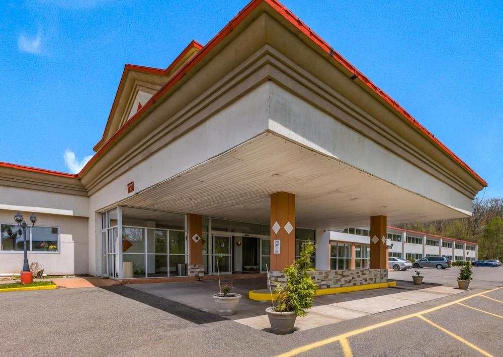 Red Carpet Inn Hazleton photo 31