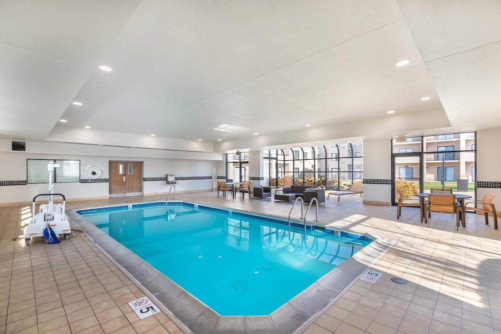 Comfort Inn & Suites Arlington Heights - Buffalo Grove photo 28