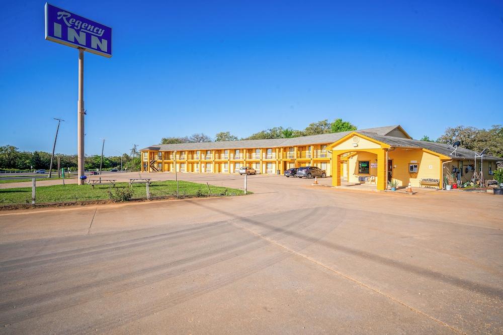 Regency Inn By OYO Rockdale TX photo 53