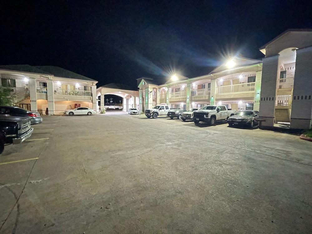 Woodland Inn & Suites photo 9