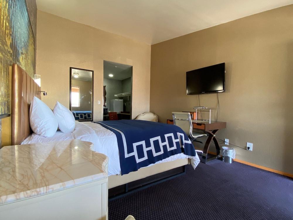 Crown Motel photo 39